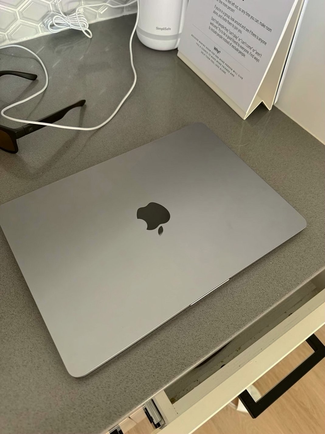 Apple MacBook Air 13in M2 256GB Space Gray Unlocked - Used