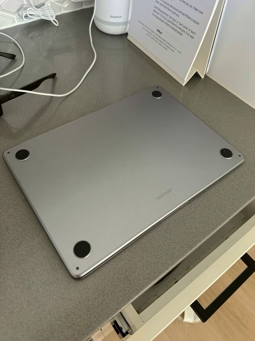 Apple MacBook Air 13in M2 256GB Space Gray Unlocked - Used image 2