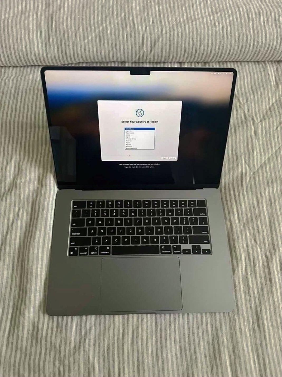 Apple MacBook Air 15in M2 256GB Space Grey Unlocked - Used image 3