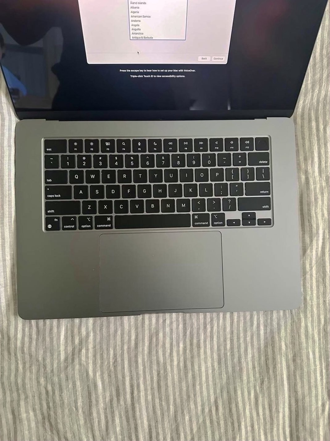 Apple MacBook Air 15in M2 256GB Space Grey Unlocked - Used image 4