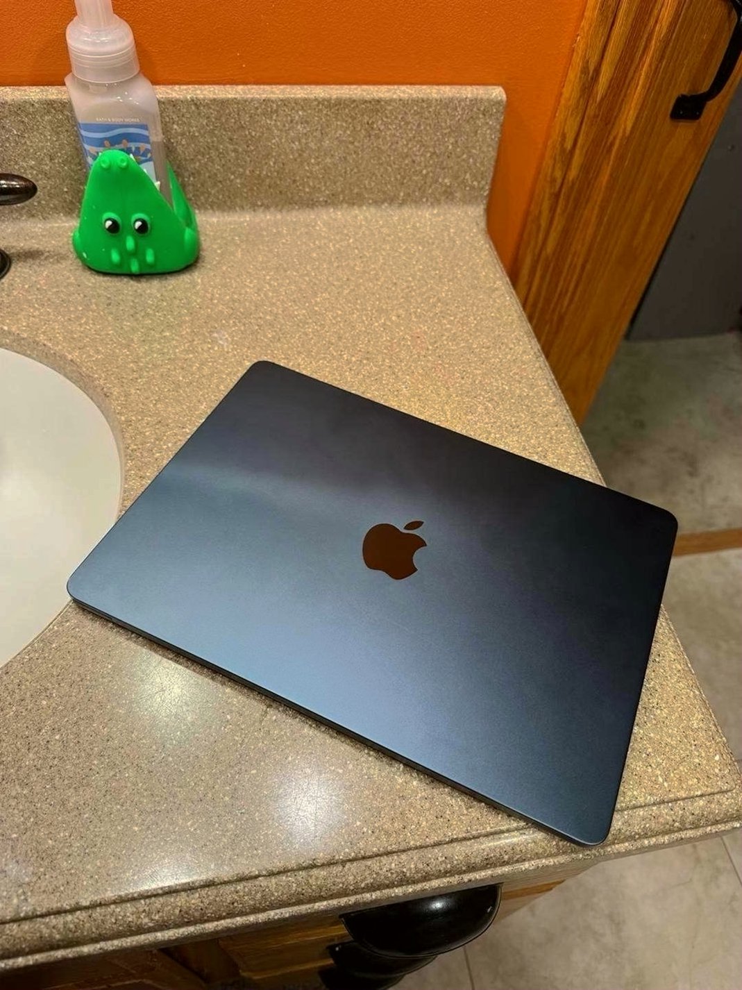 Apple MacBook Air 13 inch M2 256GB Unlocked - Used