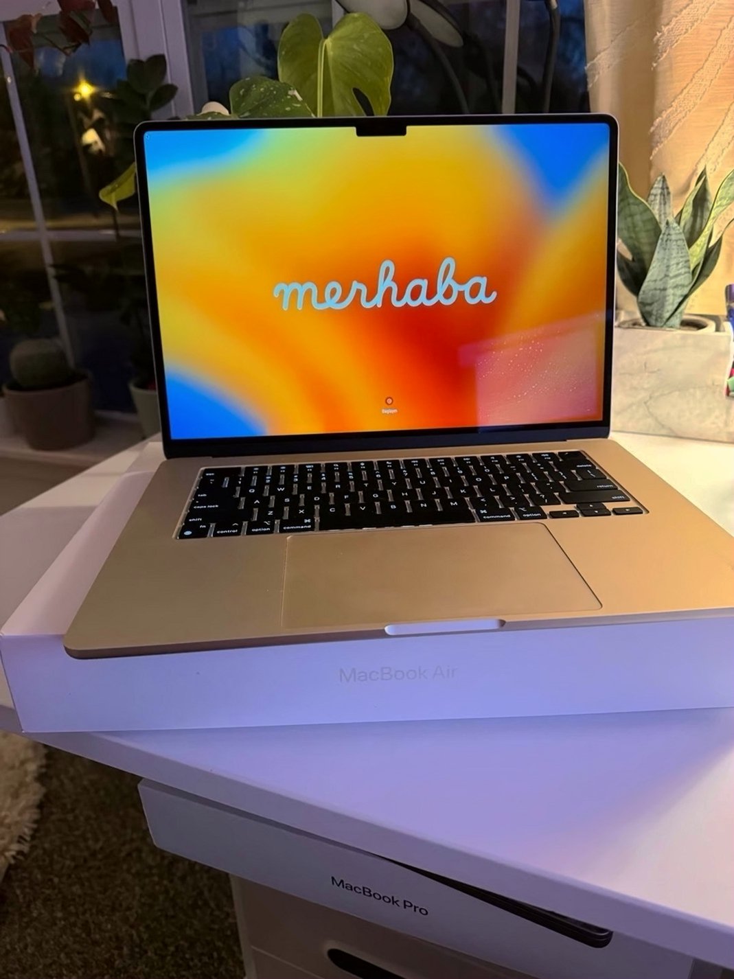 Apple MacBook Air M2 15 inch Starlight Unlocked - Used image 2