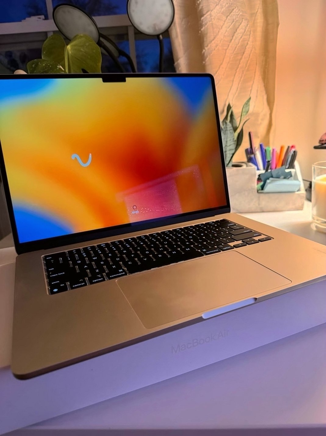 Apple MacBook Air M2 15 inch Starlight Unlocked - Used image 4