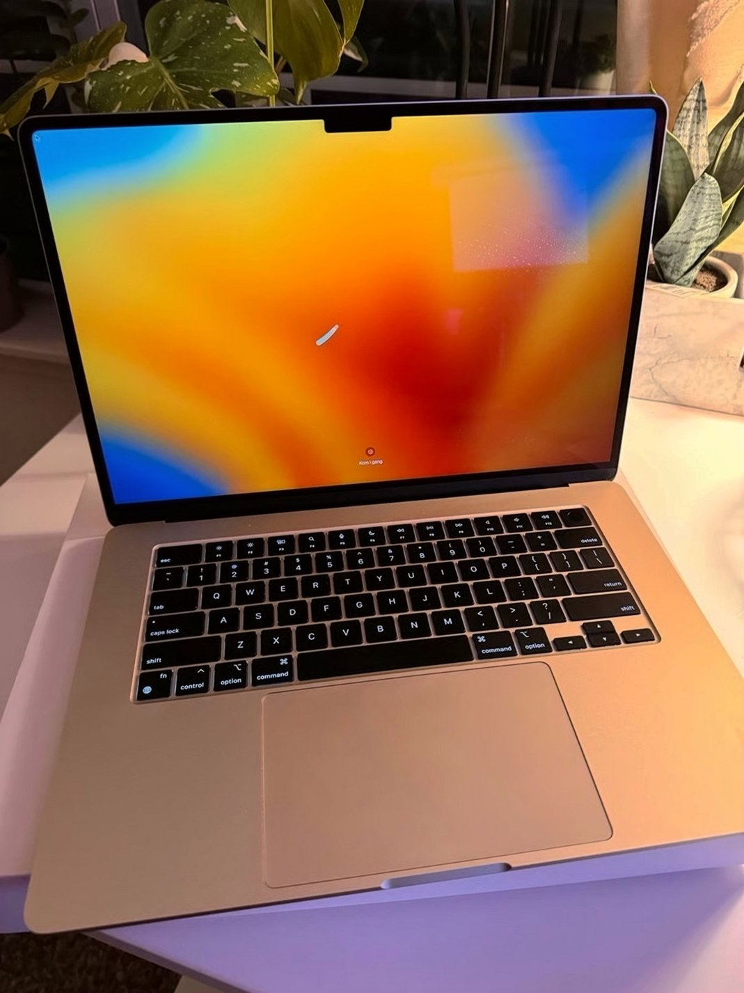 Apple MacBook Air M2 15 inch Starlight Unlocked - Used image 5