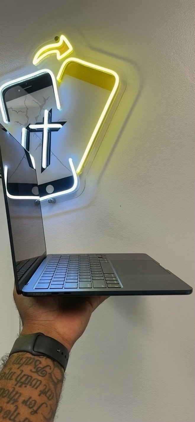 Apple MacBook Air 13in M2 256GB Silver Unlocked - Used image 2
