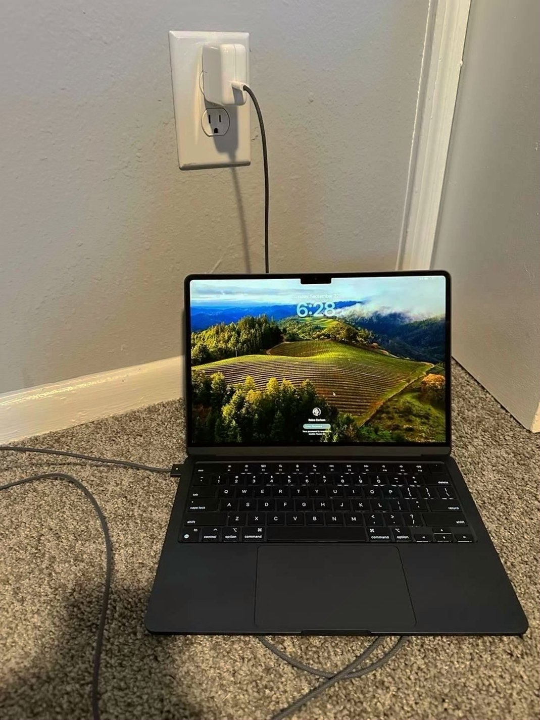 Apple MacBook Air 13in M2 256GB SSD Unlocked Used image 2