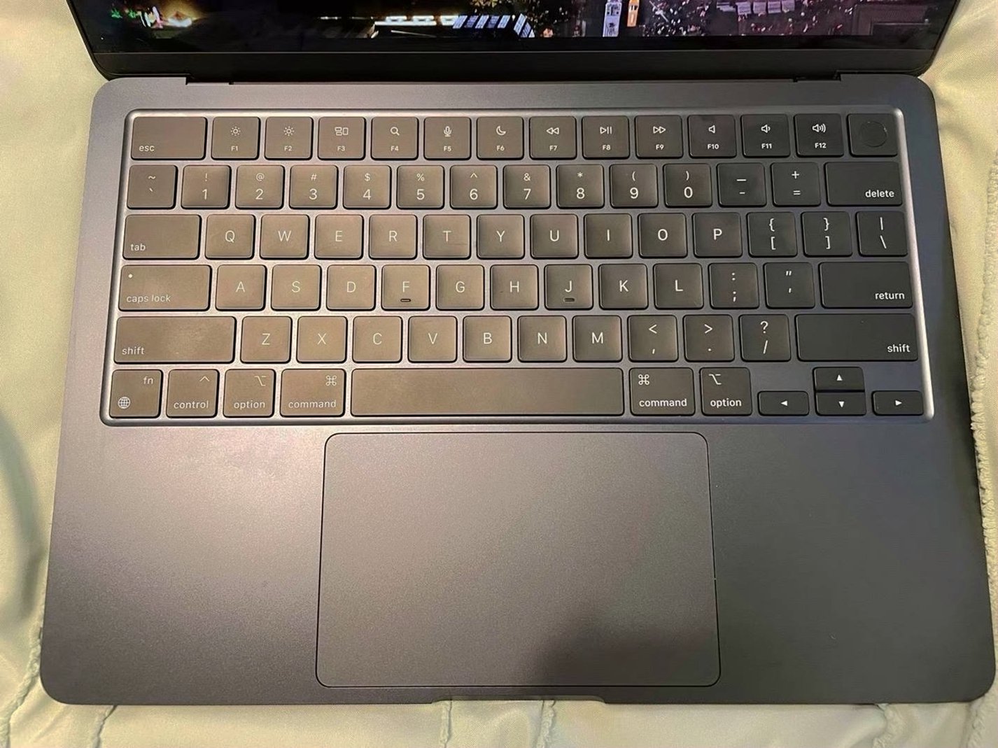 Apple MacBook Air M2 2022 13” Midnight Unlocked - Used image 2