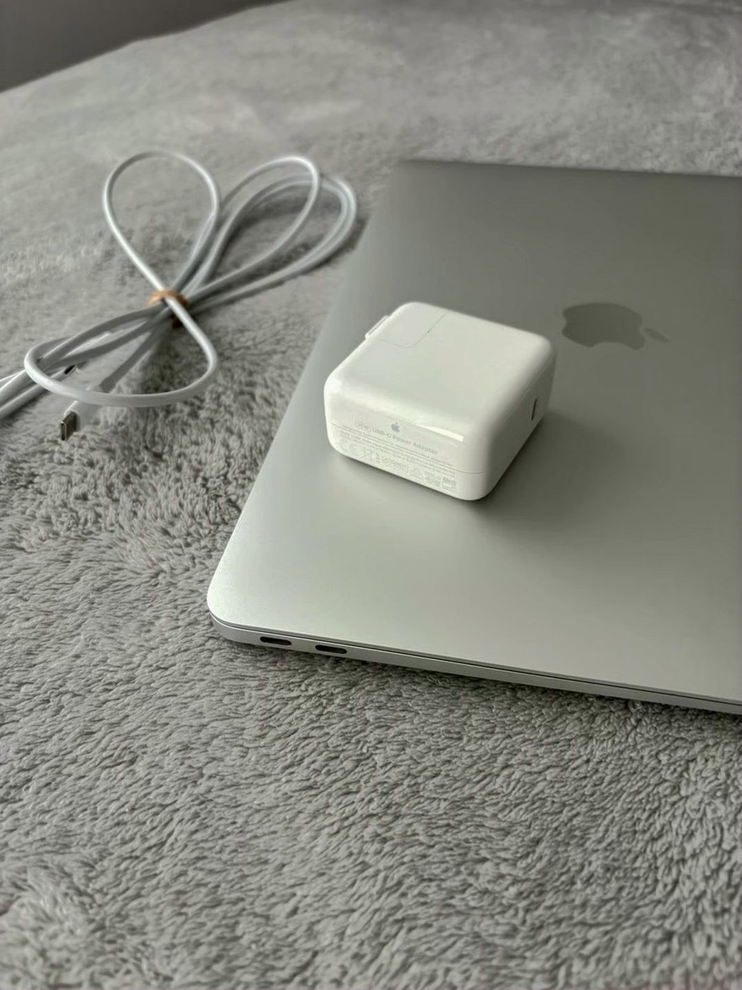 Apple MacBook Air 2020 7X99 256GB Silver Unlocked - Used image 3