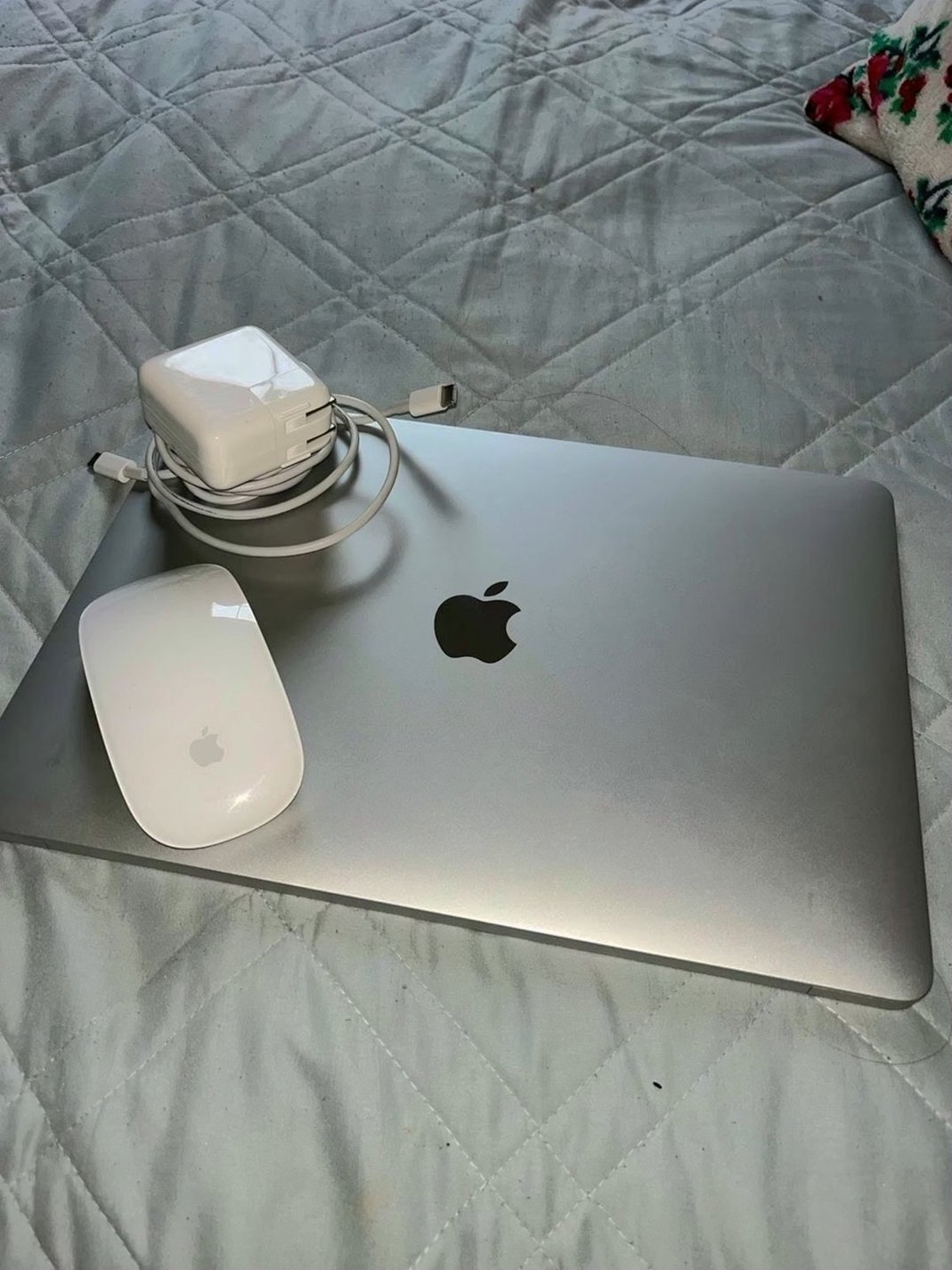 Apple MacBook Air with Charger and Apple Mouse 7Q91 - Used
