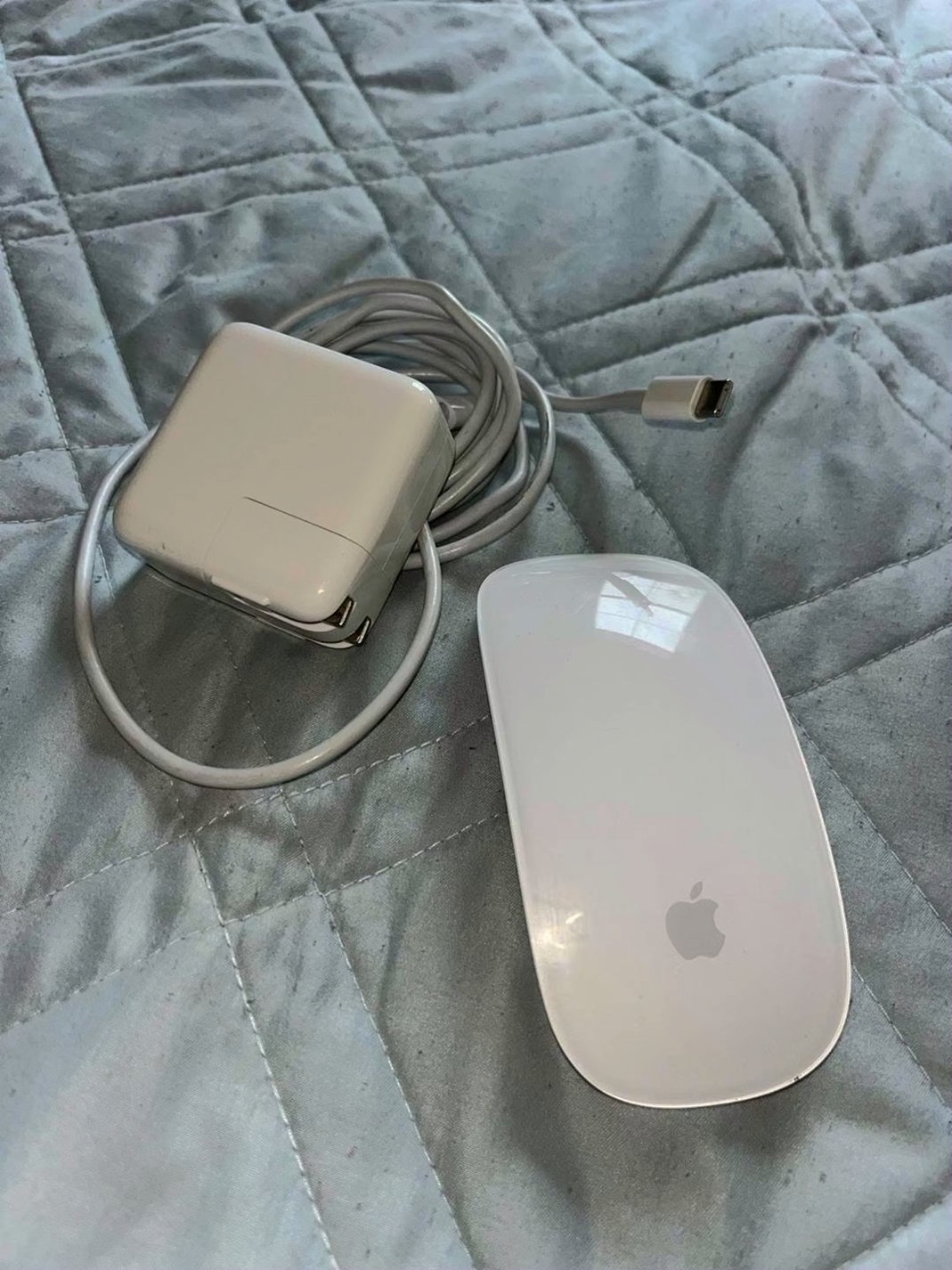 Apple MacBook Air with Charger and Apple Mouse 7Q91 - Used image 3