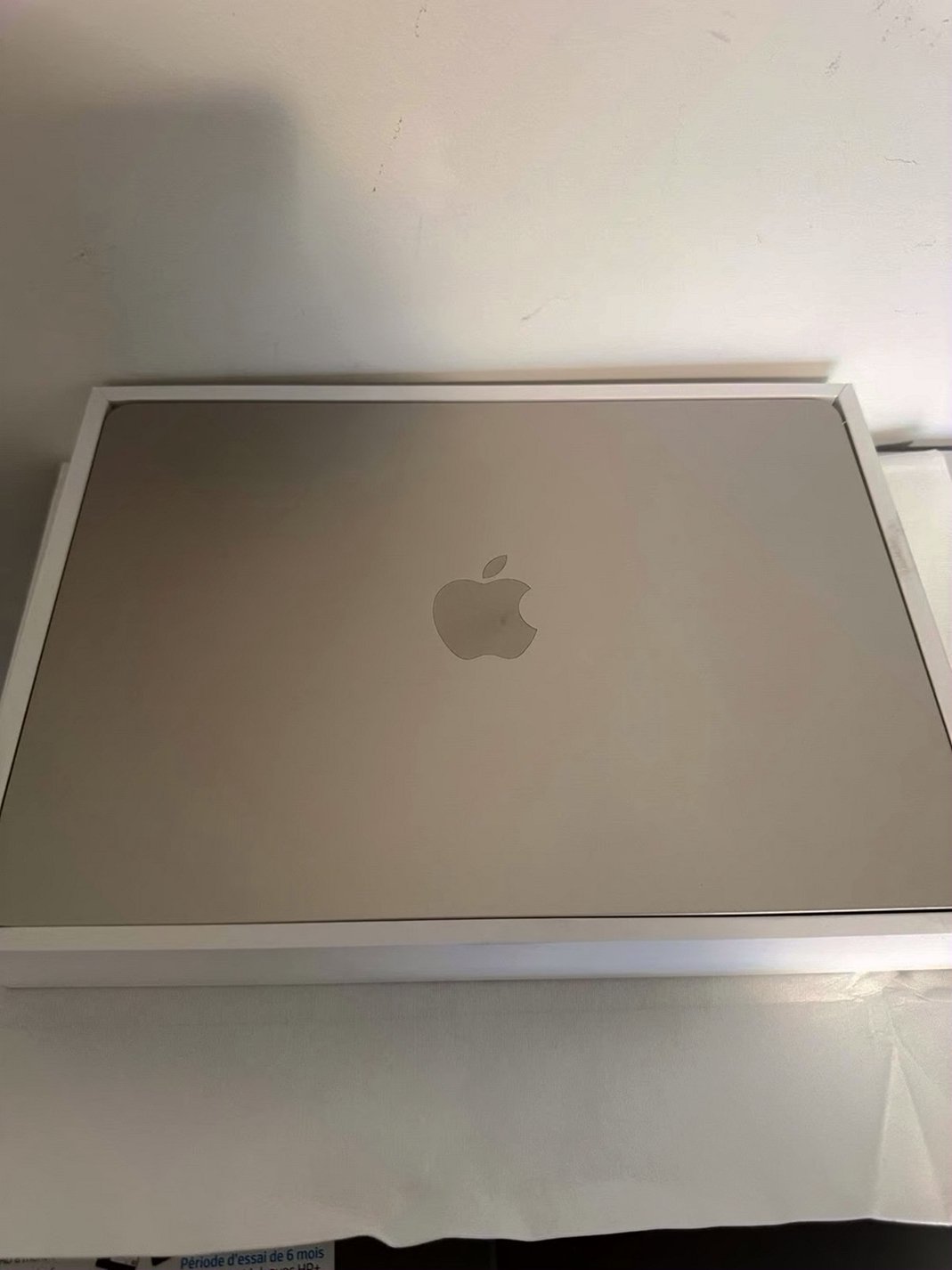 Apple MacBook Air 13-inch M3 256GB Starlight Unlocked - Used image 2