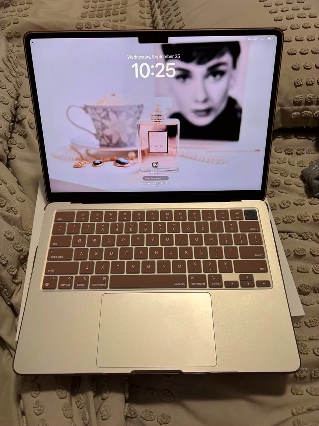 Apple MacBook Air 8F71 256GB Silver Unlocked - Used image 2