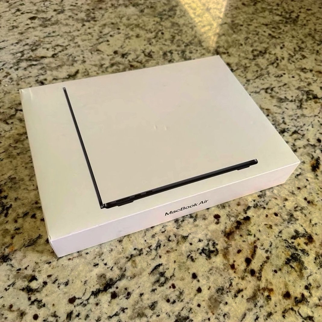 Apple MacBook Air M2 256GB Midnight Blue Unlocked - Like New image 2
