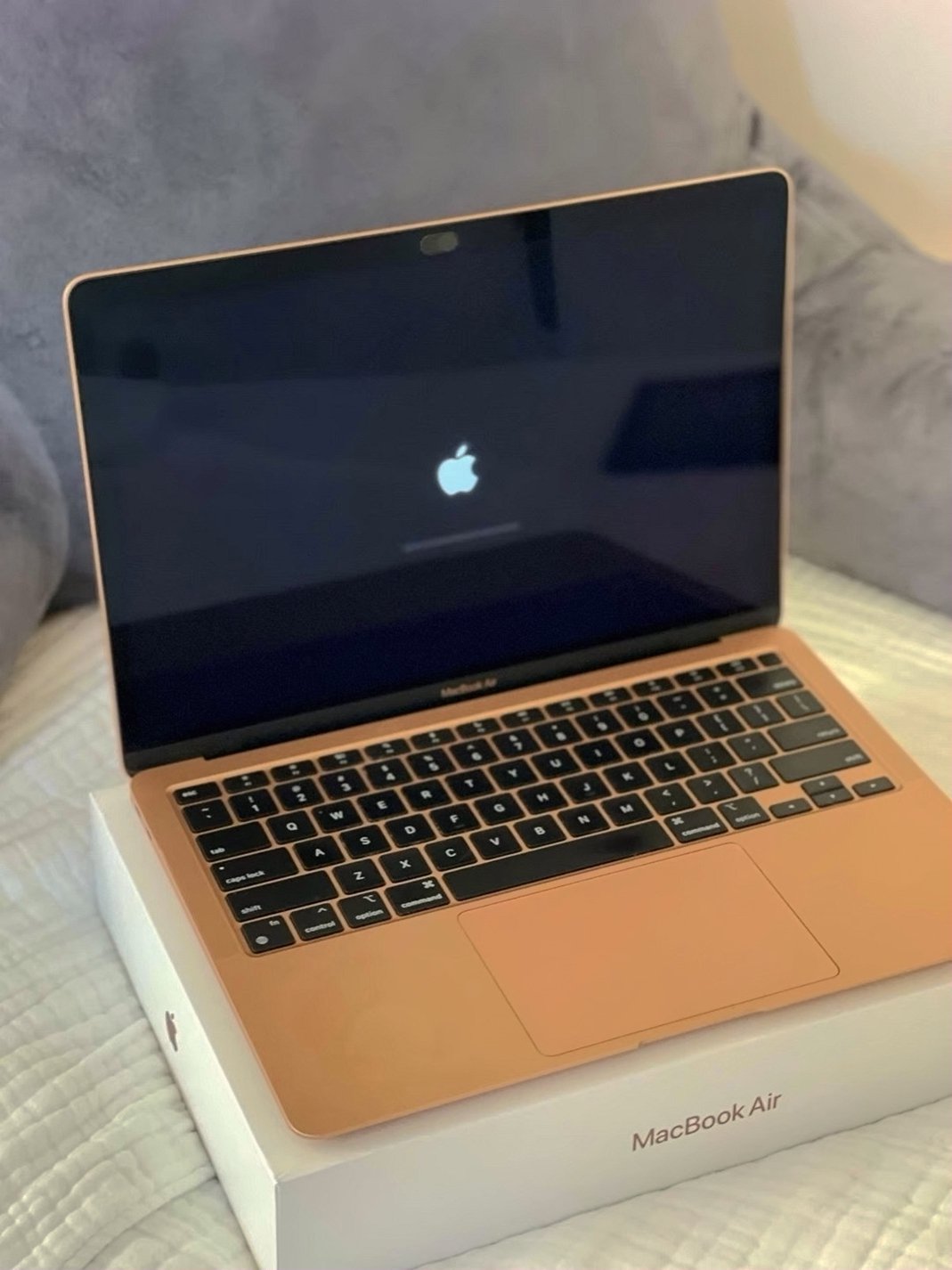 Apple MacBook Air 13in M1 256GB Gold Unlocked - Used image 3