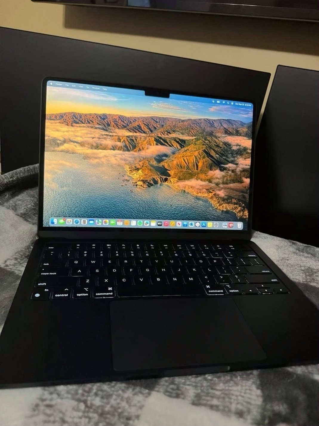Apple Macbook Air M2 256GB Unlocked - Used image 2