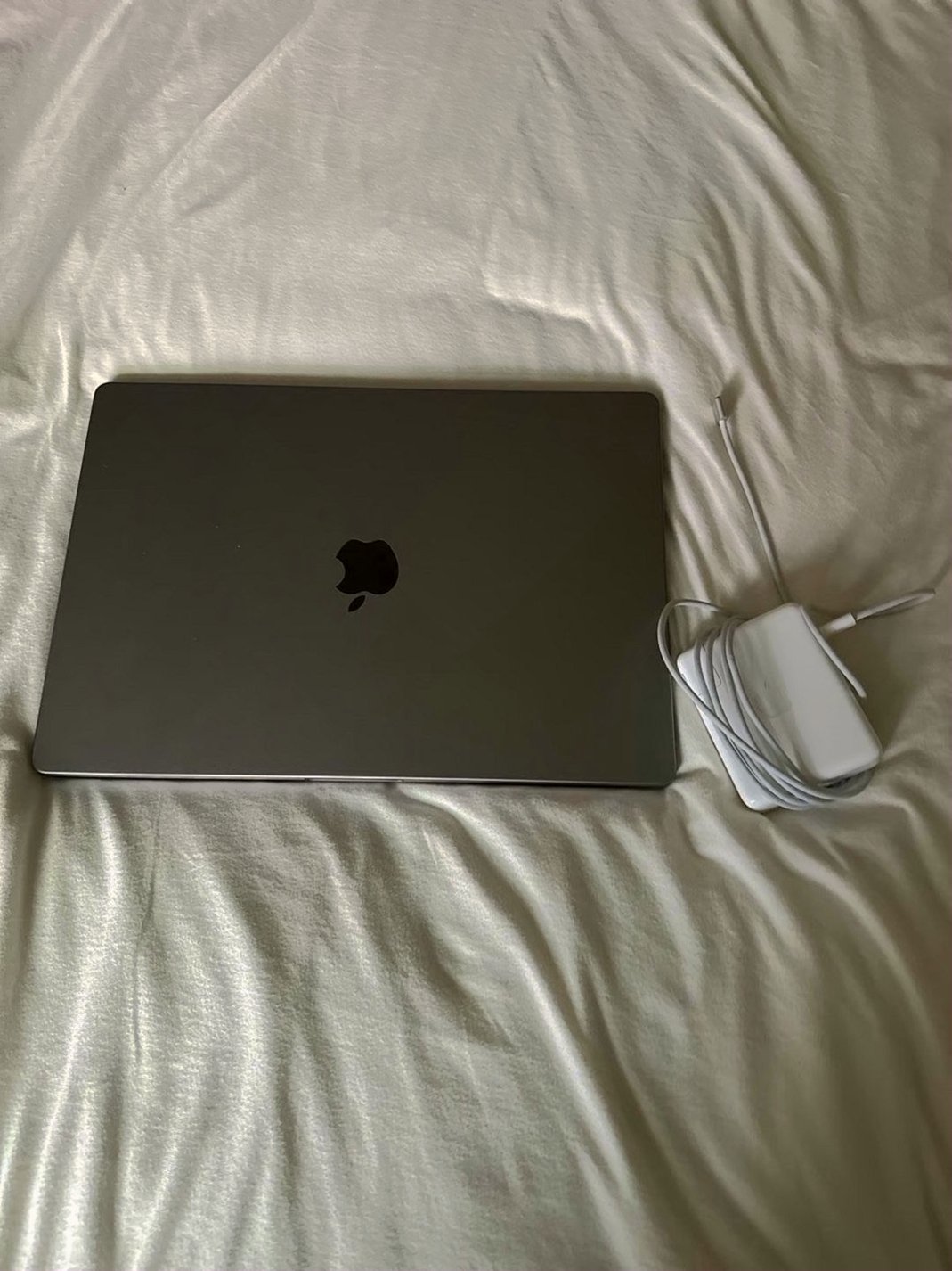 Apple MacBook Pro M1 1TB Space Gray Unlocked - Used image 4
