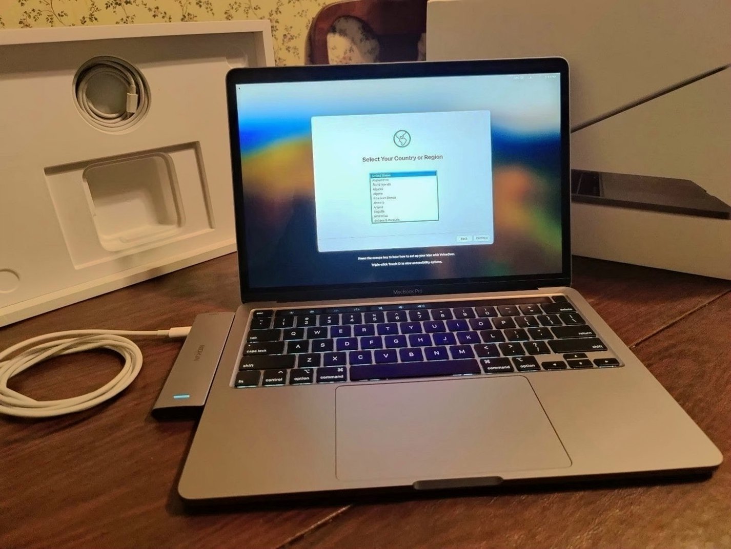 Apple MacBook Pro 13in 2020 8GB 256GB Space Gray Unlocked - Used