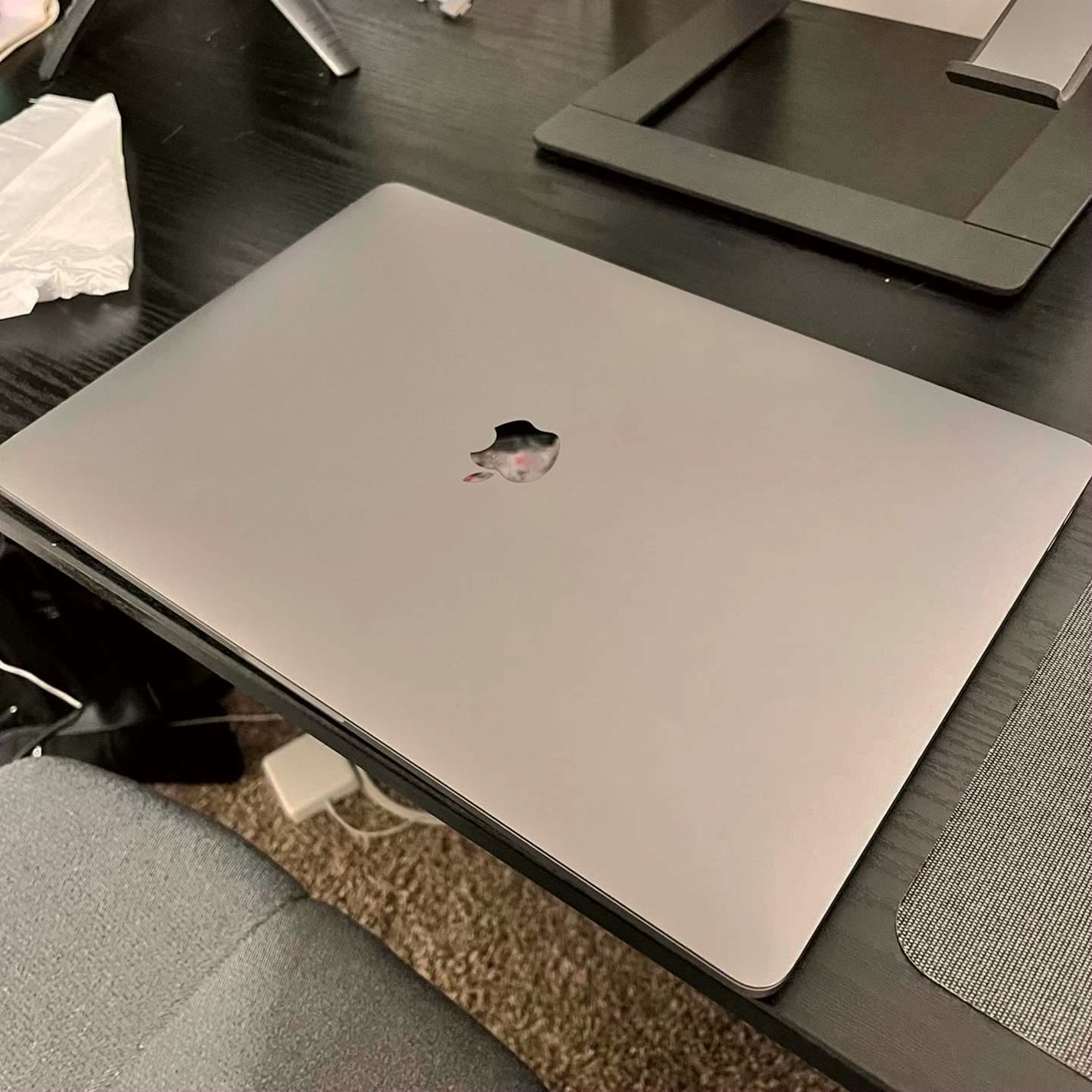 Apple MacBook Pro 15 2018 1TB SSD Space Gray Unlocked - Used image 2