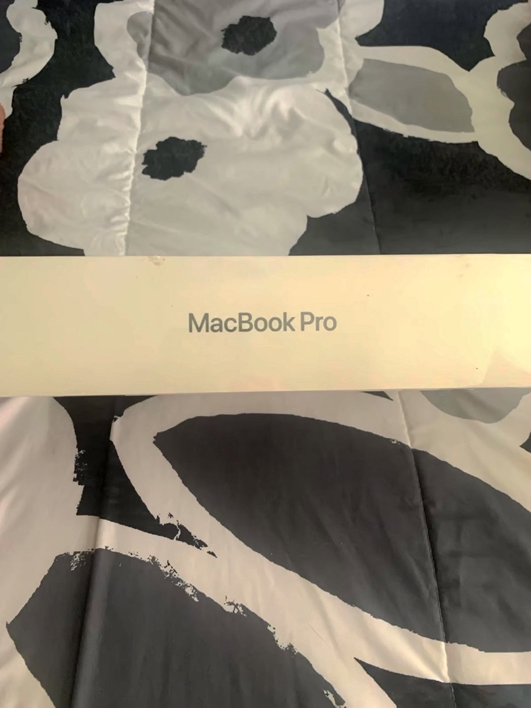 Apple MacBook Pro 13in. M2 256GB Unlocked - Used image 2