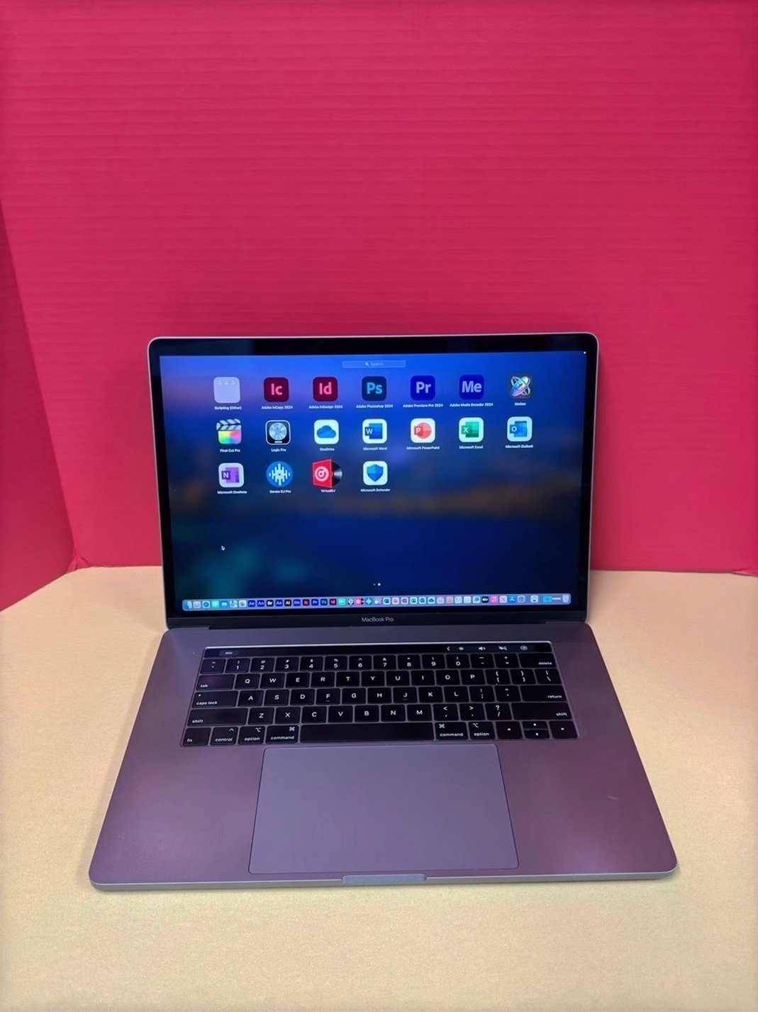 Apple MacBook Pro 15" 2018 512GB Space Gray Unlocked - Used image 2