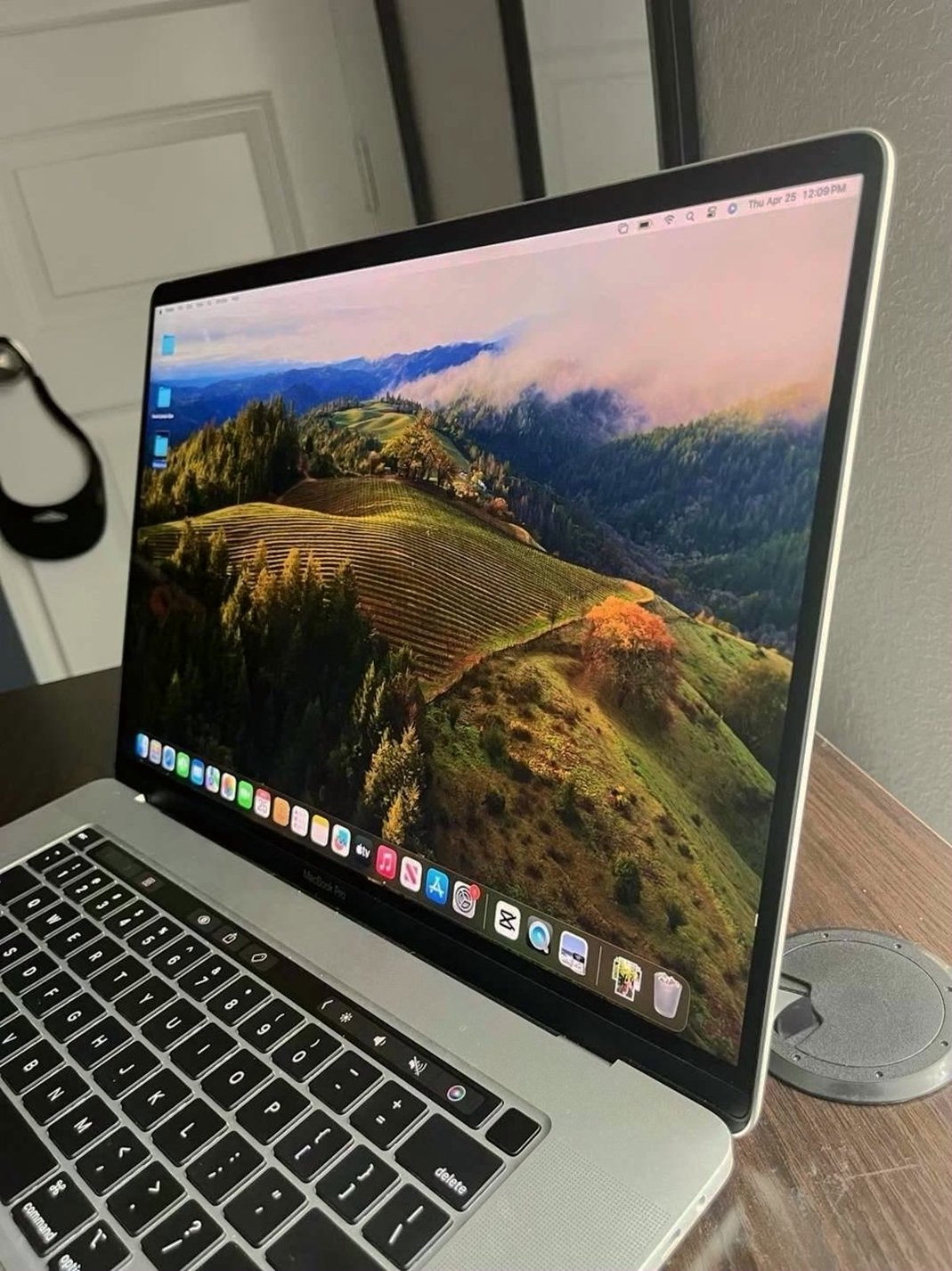 Apple MacBook Pro 16 inch 2019 512GB Space Gray Unlocked - Used image 2