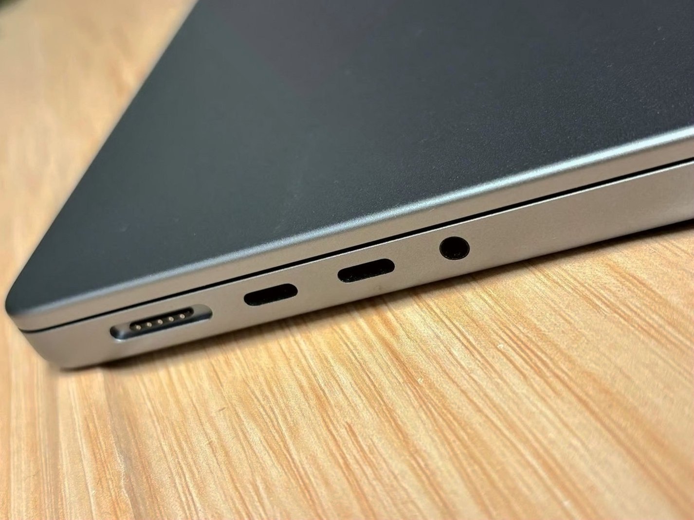 Apple MacBook Pro 14 inch 2021 M1 Pro 1TB SSD Space Gray - Used image 4