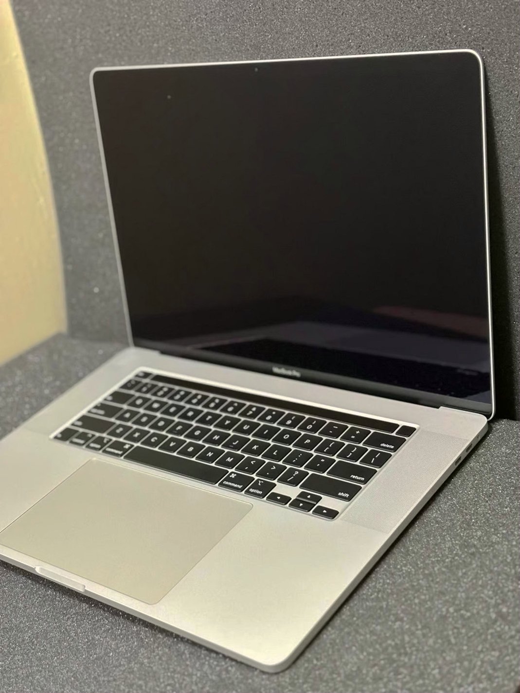 Apple MacBook Pro 16 2019 i7 32GB 512GB SSD Silver Unlocked - Used