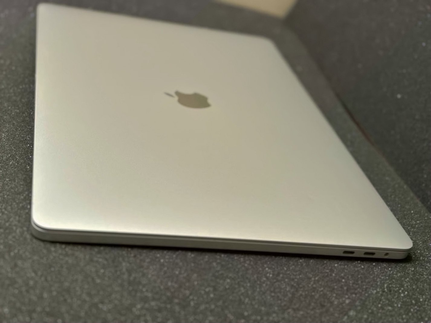 Apple MacBook Pro 16 2019 i7 32GB 512GB SSD Silver Unlocked - Used image 5