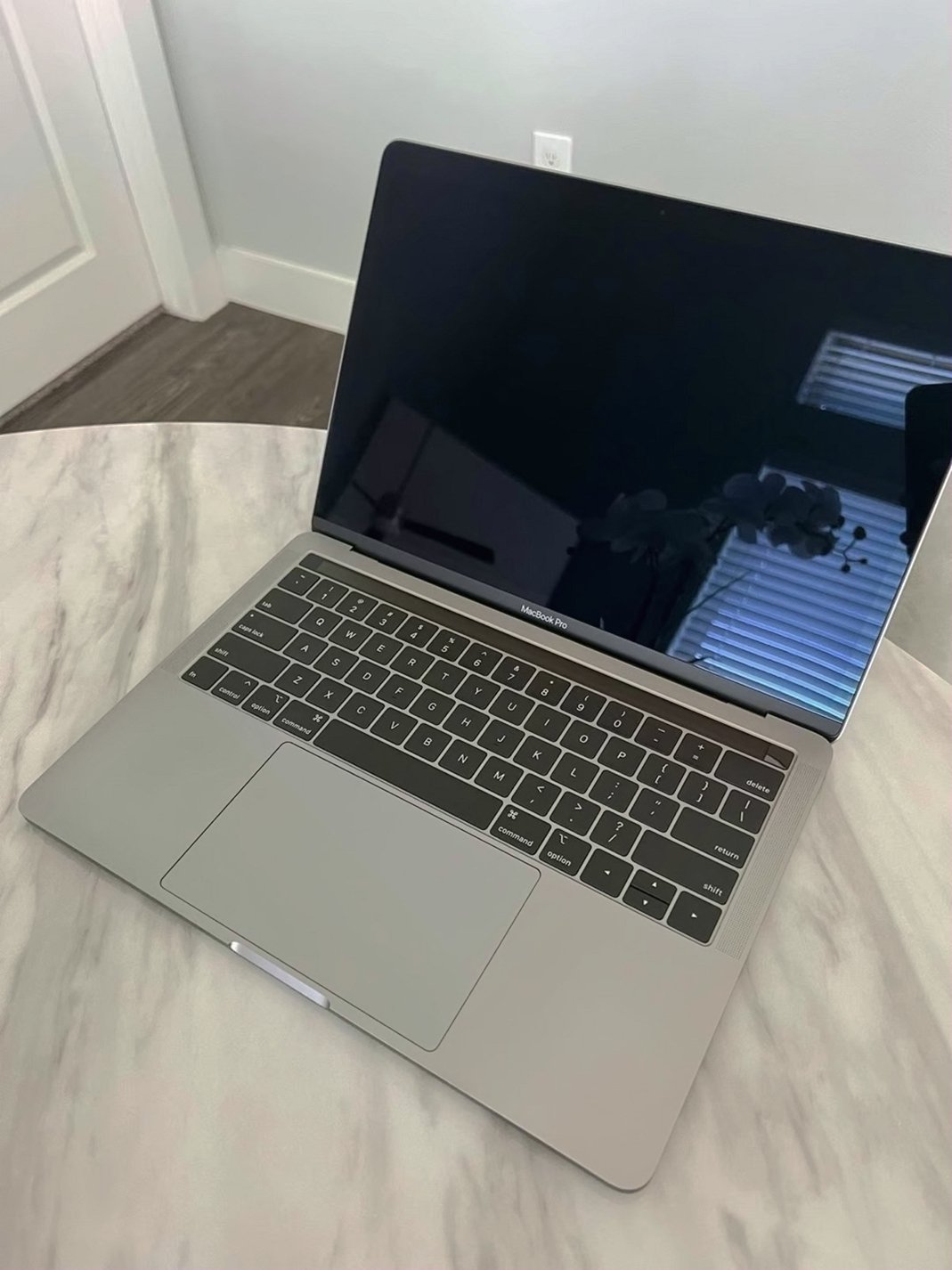 Apple MacBook Pro i5 256GB Space Gray Unlocked - Used