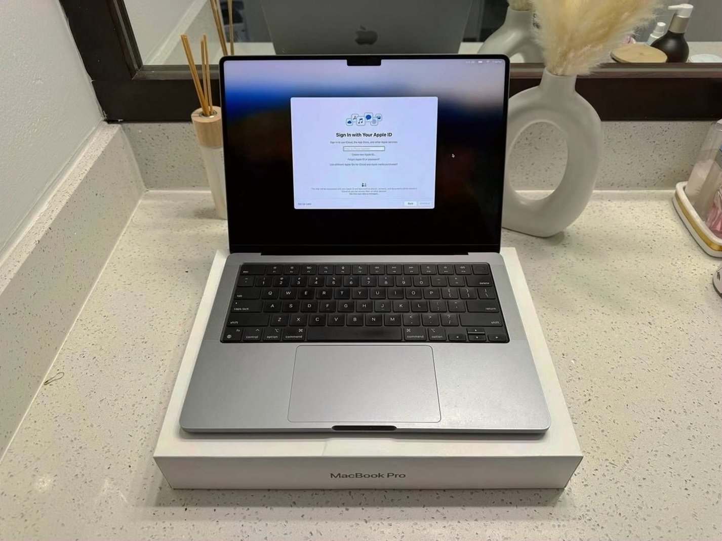 Apple MacBook Pro M1 Max 1TB Space Gray Unlocked - Used image 4