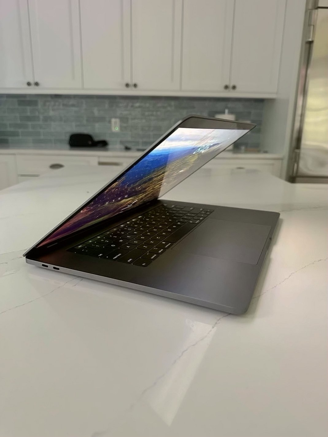 Apple MacBook Pro 15" 2018 i9 32GB 1TB SSD Space Gray - Used image 2