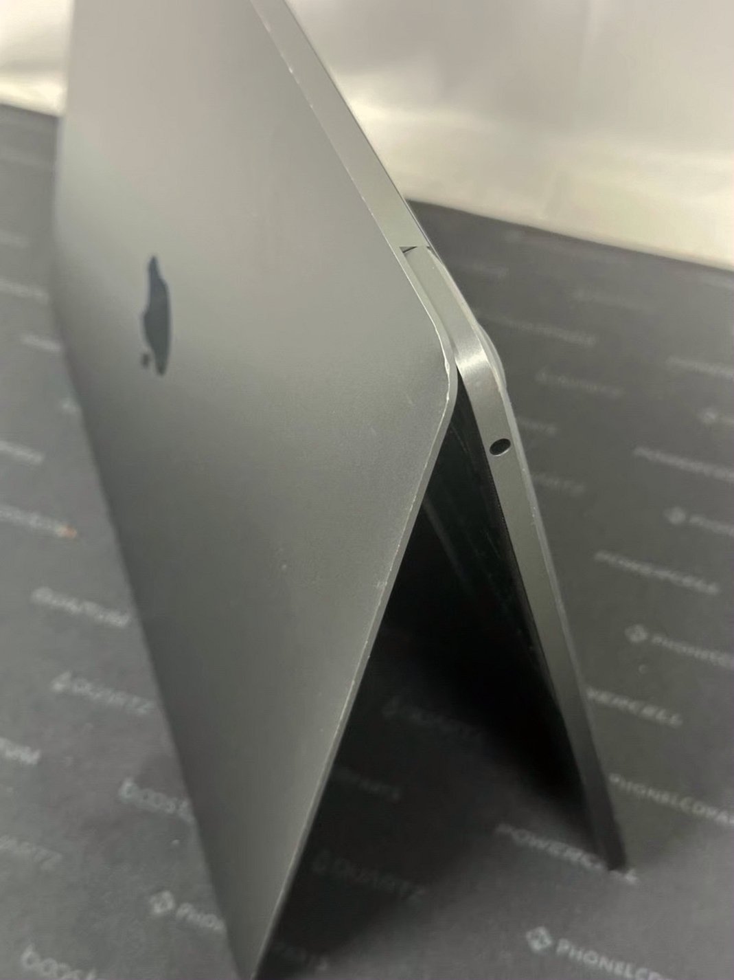 Apple MacBook Pro 13in M1 512GB SSD Unlocked - Used image 3