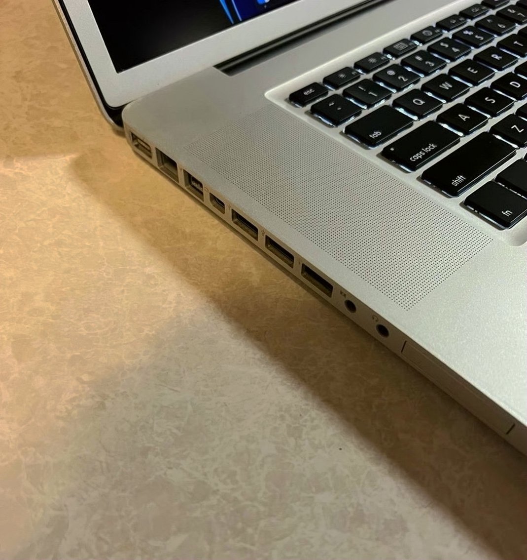 Apple MacBook Pro 17” i7 1TB SSD 16GB - Used image 4
