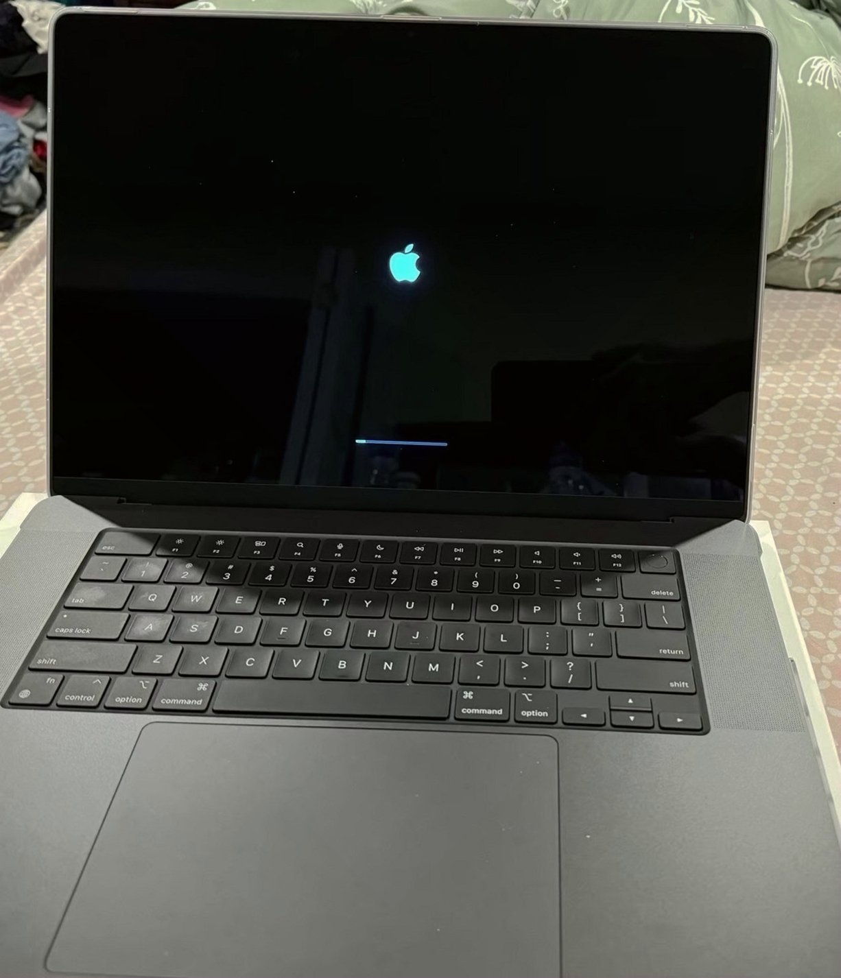 Apple MacBook Pro M3 3T55 104GB Space Grey Unlocked - Used image 4