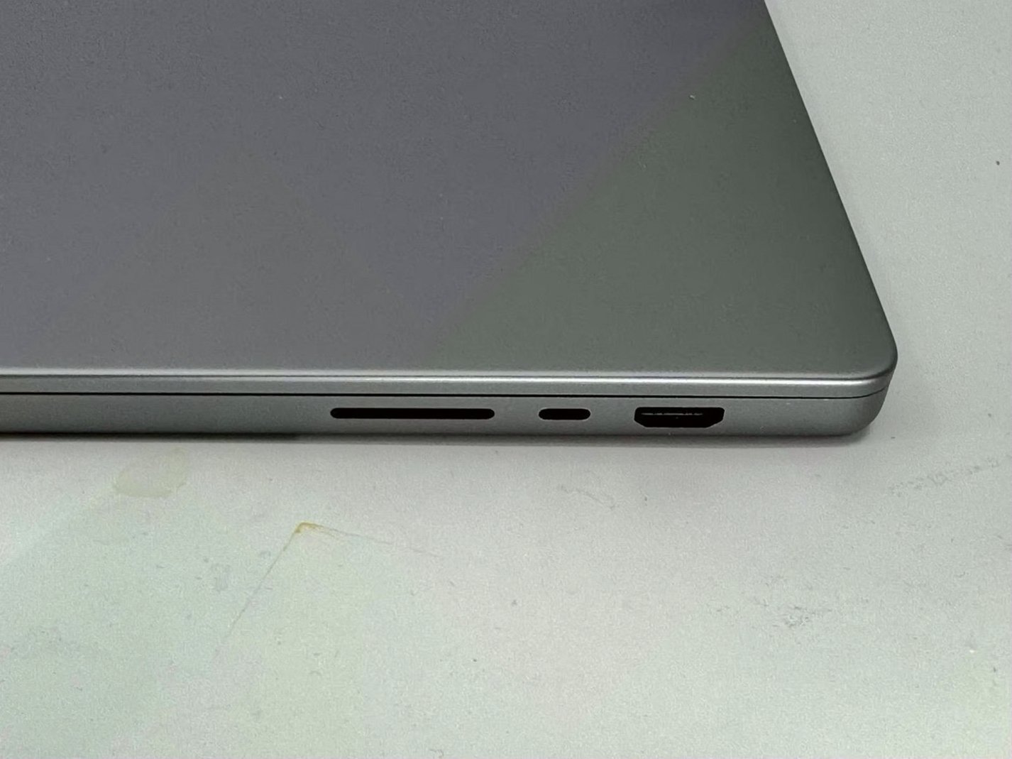Apple Macbook Pro 16in M1 Pro 512GB Silver Unlocked - Used image 2