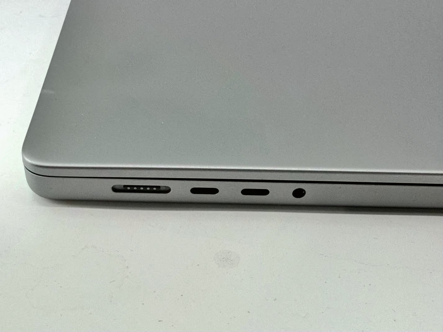Apple Macbook Pro 16in M1 Pro 512GB Silver Unlocked - Used image 5