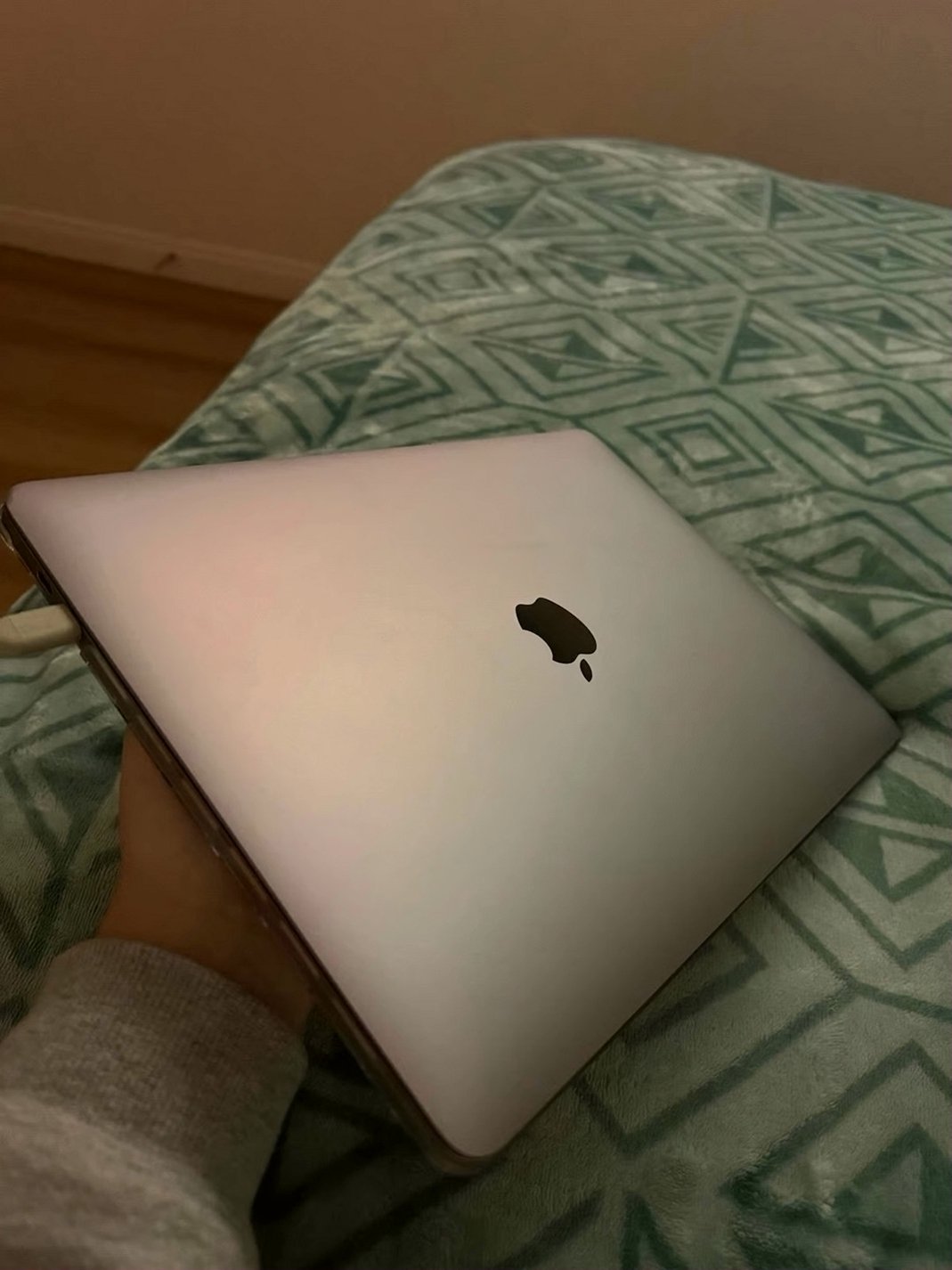 Apple MacBook Pro 2020 8GB 13 Inch Unlocked - Used image 2