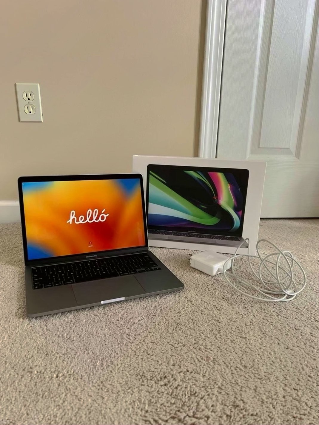 Apple MacBook Pro 13 Inch 256GB Space Gray Unlocked - Used