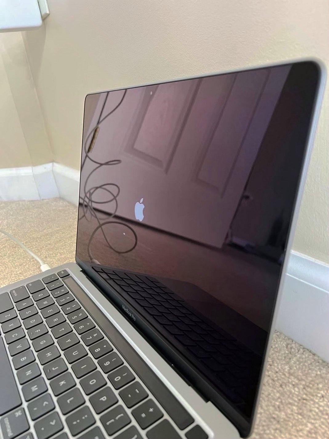 Apple MacBook Pro 13 Inch 256GB Space Gray Unlocked - Used image 3