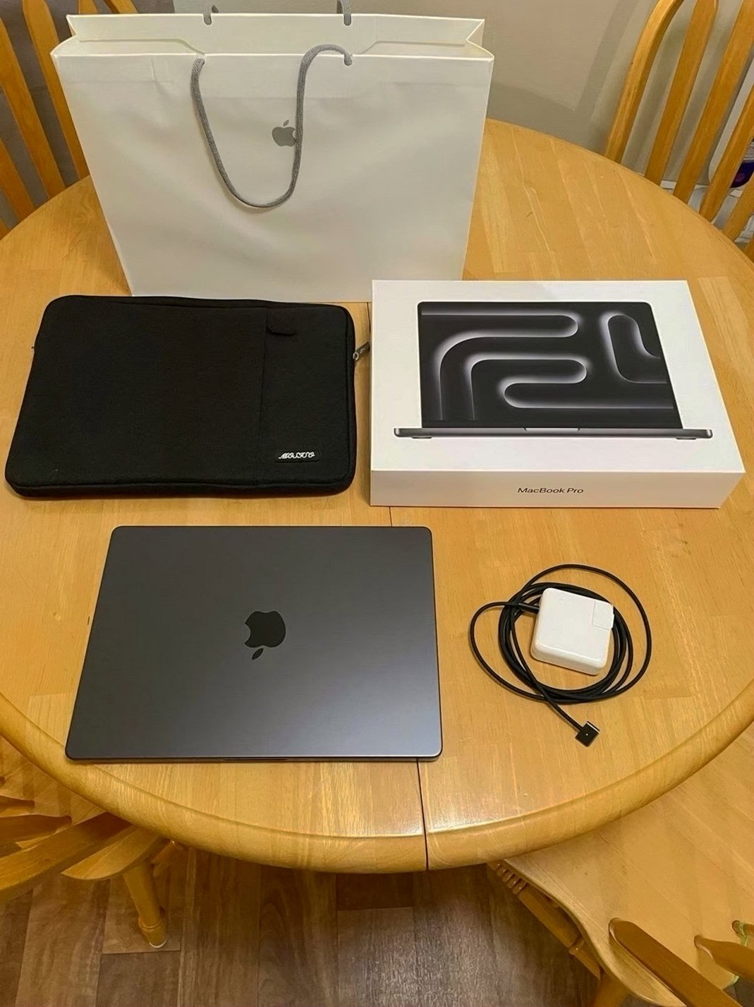Apple MacBook Pro 2024 14” M3 Pro 18GB 512GB Unlocked - Used image 3