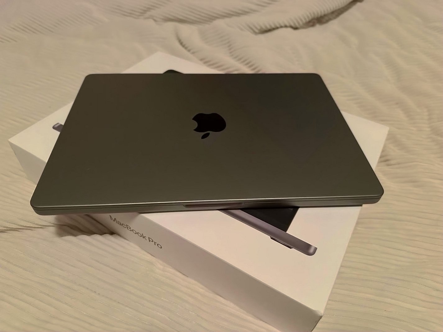 Apple MacBook Pro M3 512GB Space Gray Unlocked - Used image 2