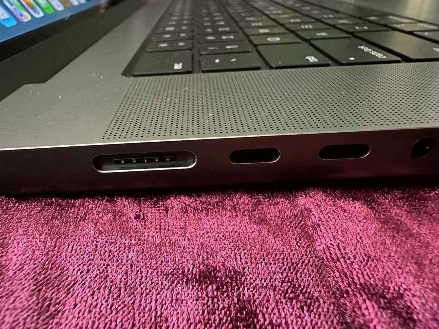 Apple MacBook Pro 9P12 512GB Space Gray Unlocked - Used image 5