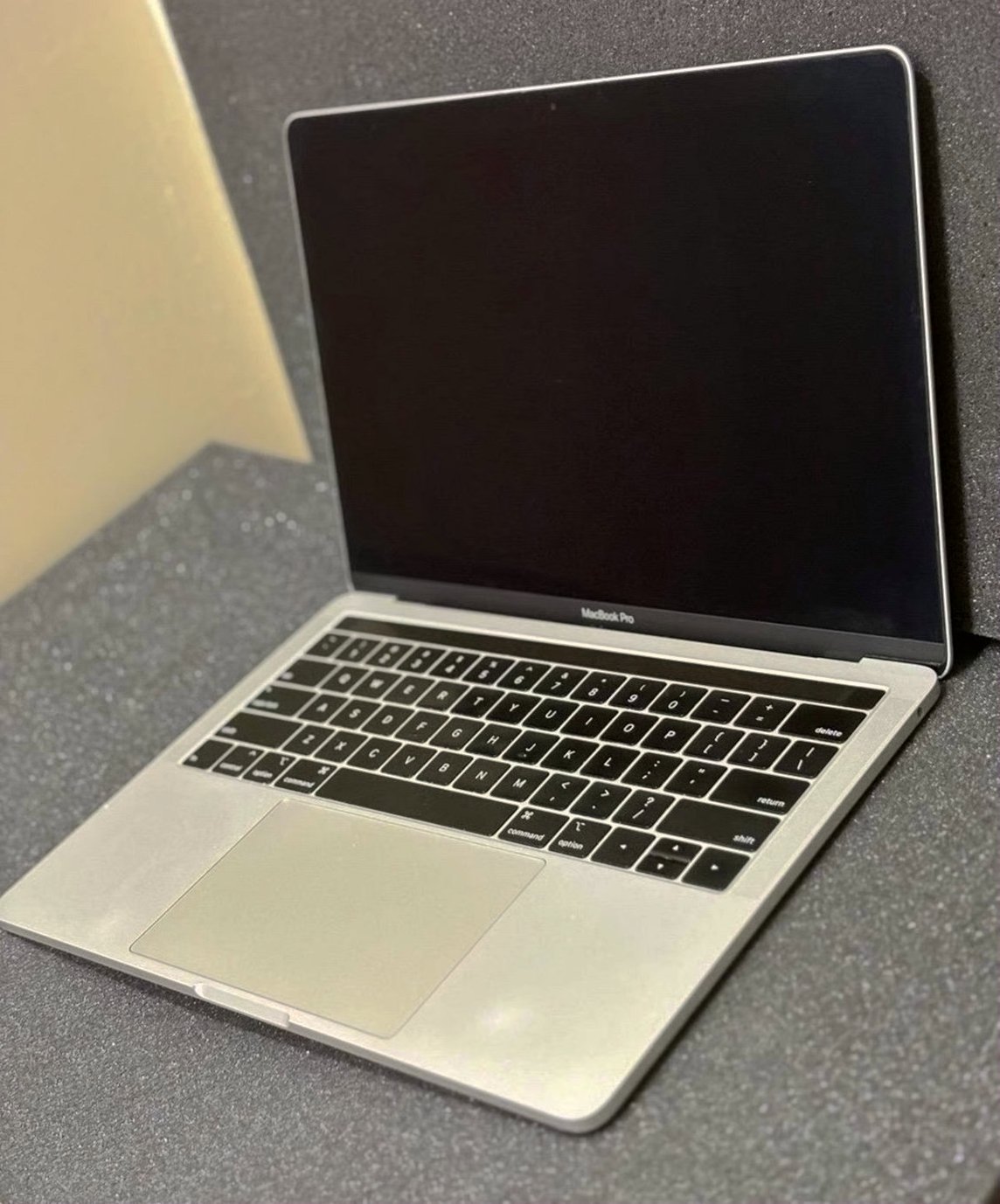Apple MacBook Pro 6C87 512GB Light Grey Unlocked - Used image 2