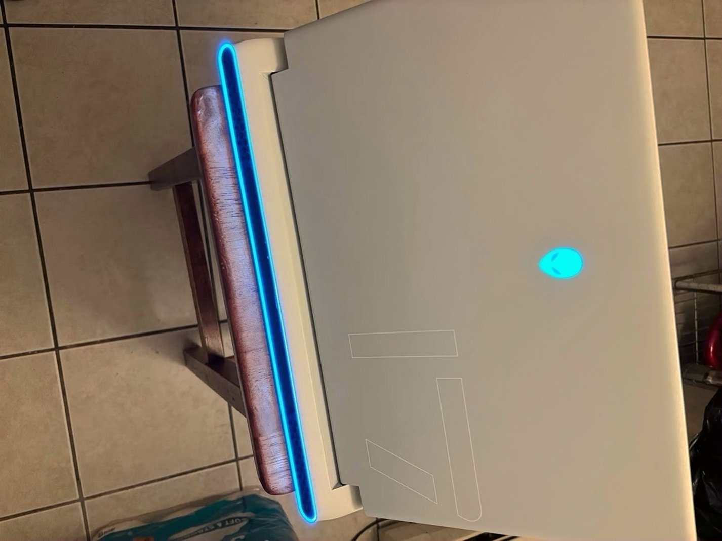 Alienware x17 R2 1TB SSD 16GB RAM 17" - Used image 3