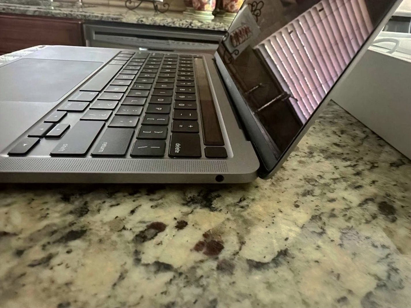 Apple MacBook Pro 13.3 inch 2020 256GB Silver Used image 3