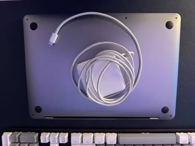 Apple MacBook Pro 13" 512GB Space Gray Unlocked - Used image 4