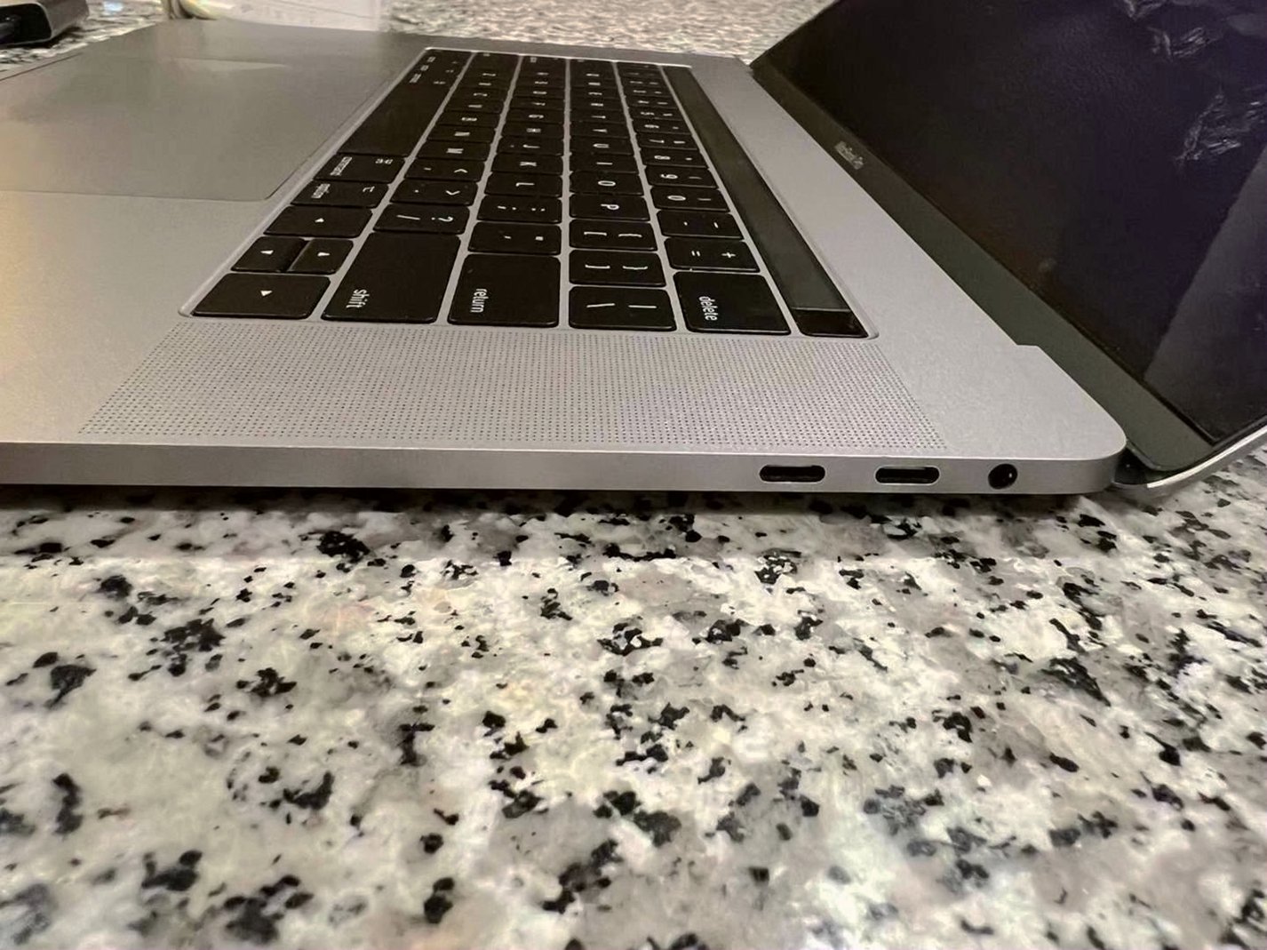 Apple MacBook Pro 15” 256GB Space Gray Unlocked - Used image 4