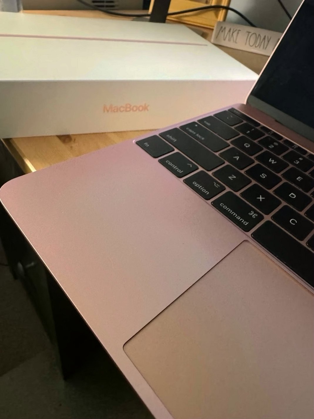 Apple MacBook Retina 2017 256GB Rose Gold Unlocked - Used image 2