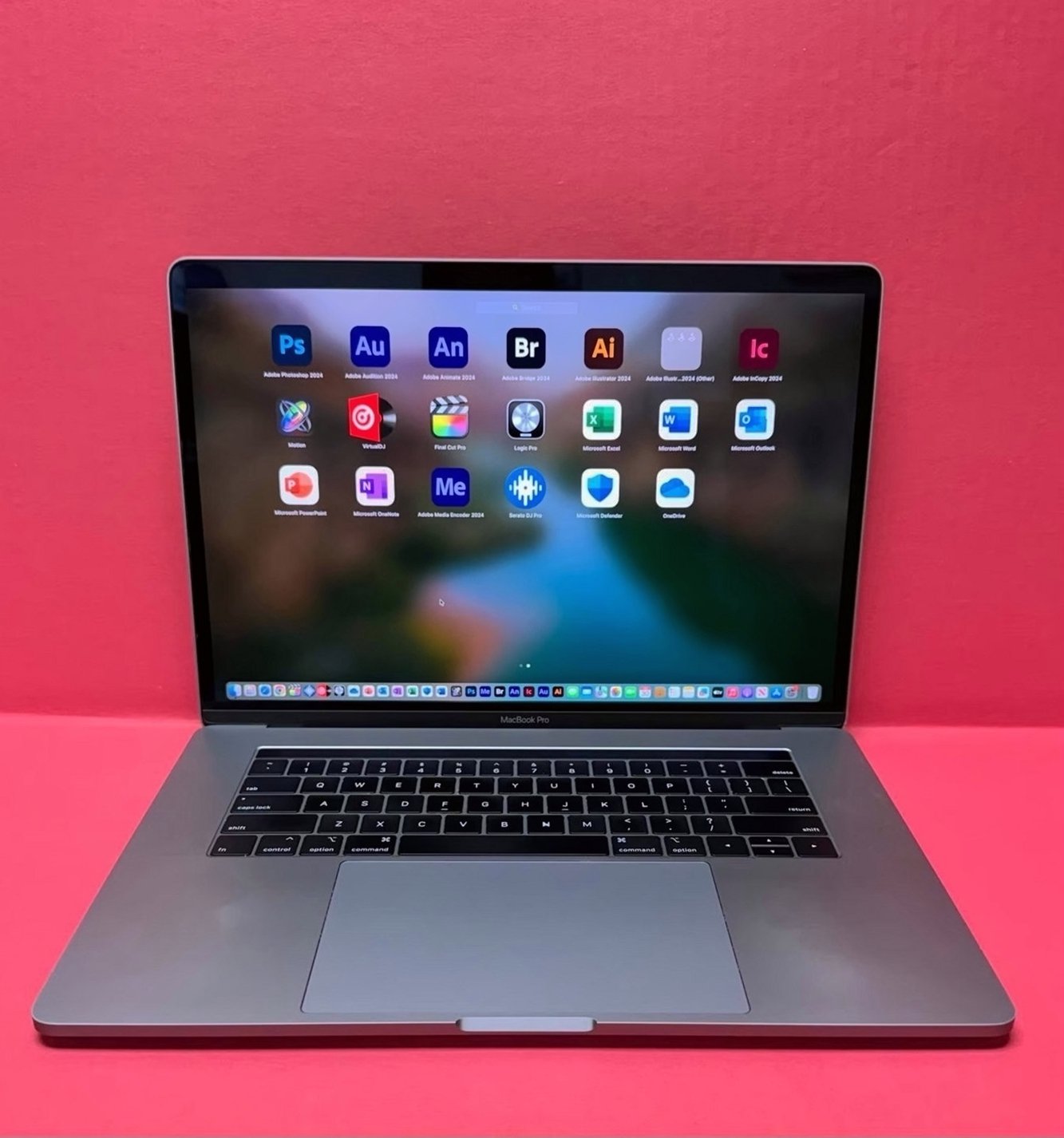 Apple MacBook Pro 15” Retina Touch Bar 512GB Space Gray Unlocked - Used image 3