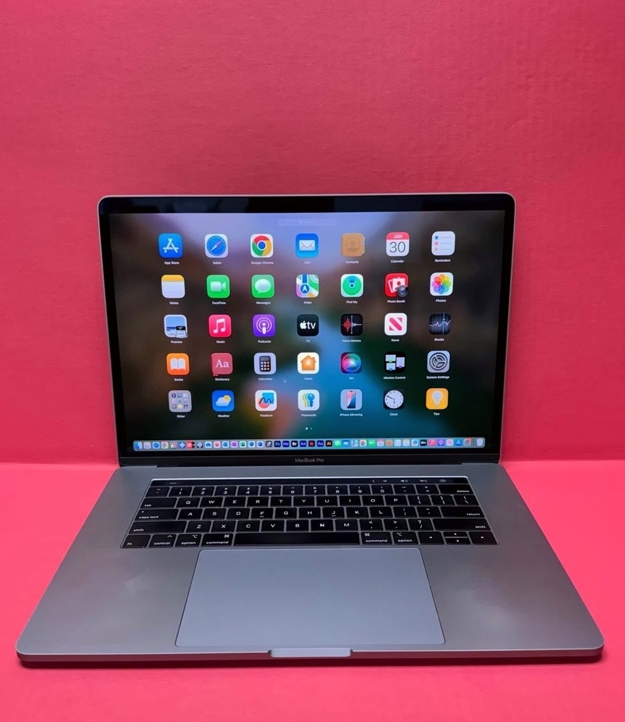 Apple MacBook Pro 15” Retina Touch Bar 512GB Space Gray Unlocked - Used image 4